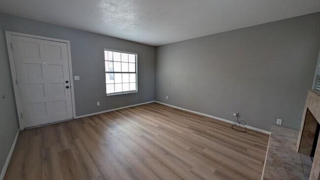 Building Photo - 3 Bedroom Townhome Near W University Dr and S Hardy Dr!