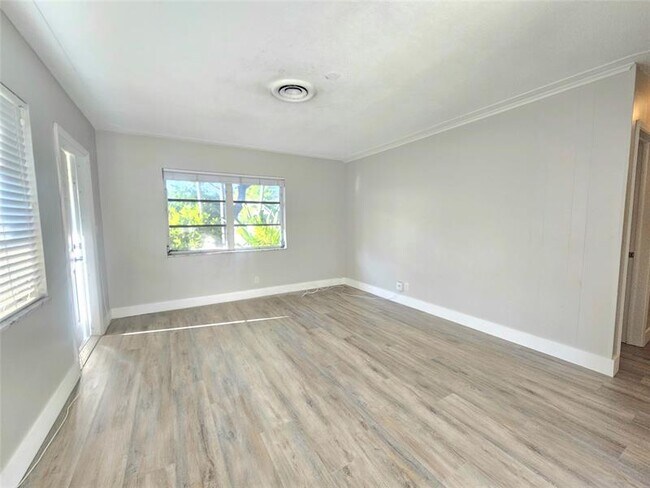 Building Photo - 2110 NE 41st St