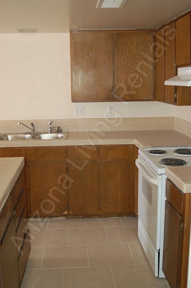 Building Photo - NORTHSIDE DUPLEX