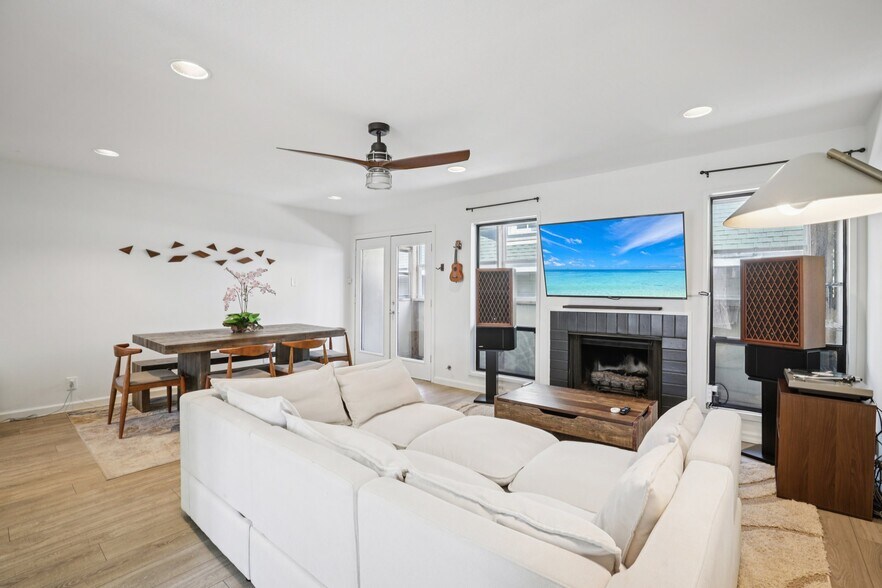 Building Photo - 1106 W 6th St