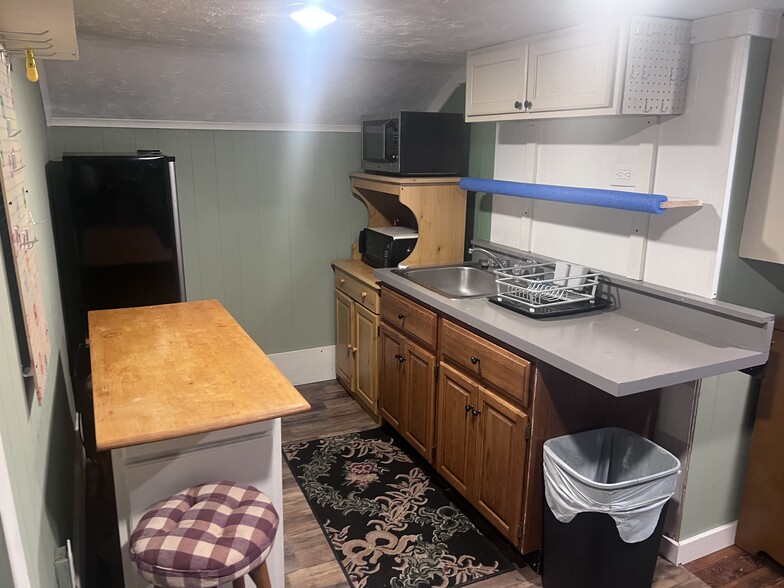 Kitchen with microwave and small electric oven - 668 Brooklyn Ave