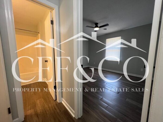 Building Photo - Beautifully updated 2 bedroom duplex!