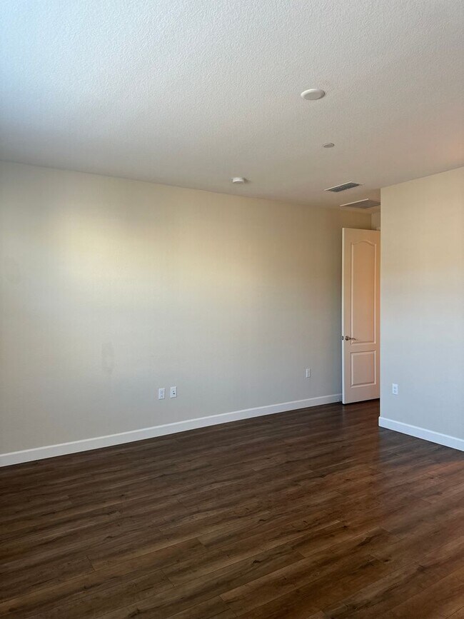 Building Photo - $500.00 off first full months if possessio...