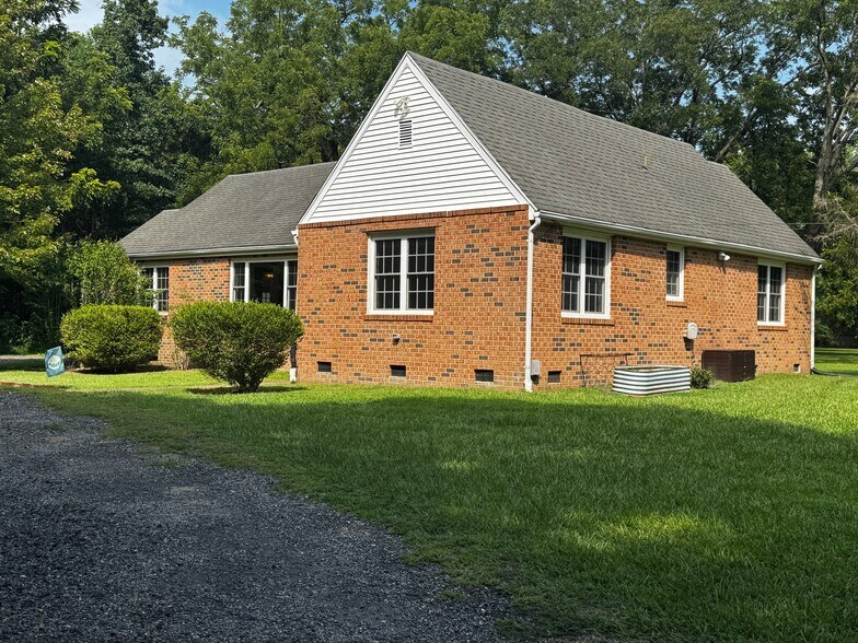 Building Photo - 6907 Enfield Rd