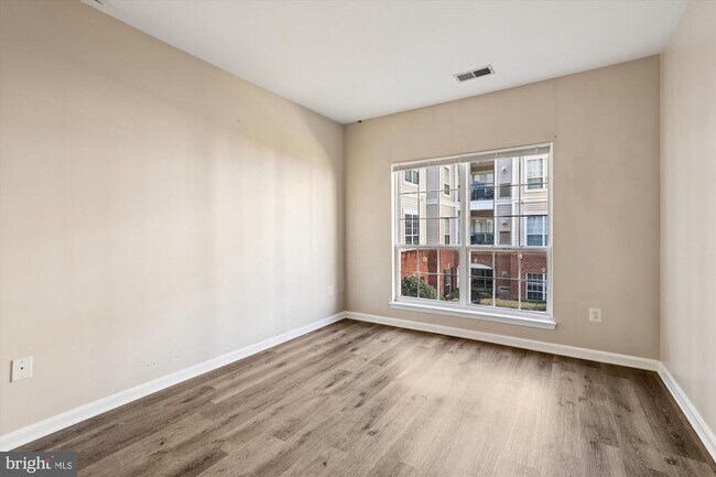 Building Photo - 4860 Eisenhower Ave