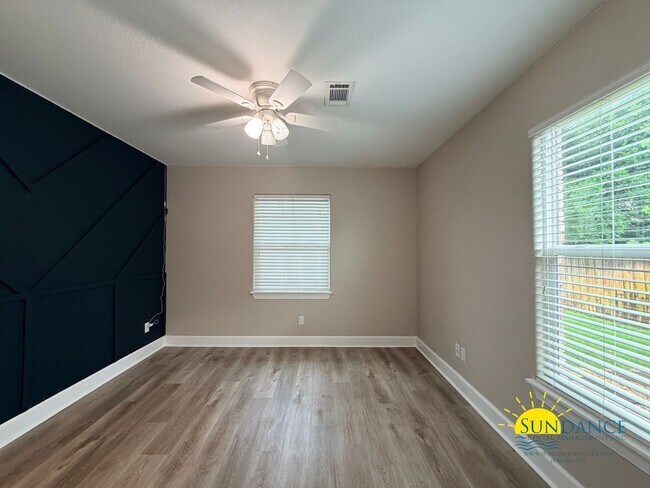Building Photo - Beautiful 3-Bedroom Pool Home in Destin – Lawn & Pool Service Included!
