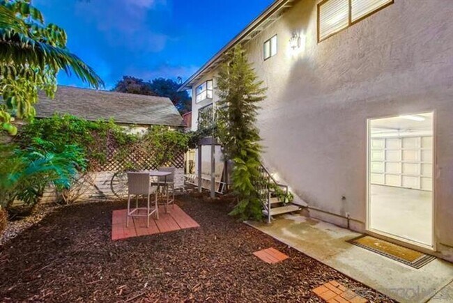 Building Photo - Open and Airy Back-Unit in Amazing Normal ...