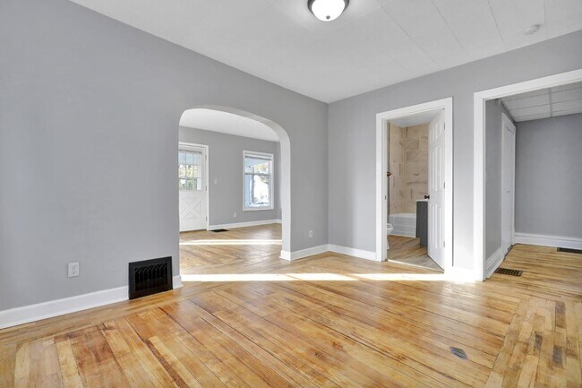 Building Photo - 405 E Hodge Ave