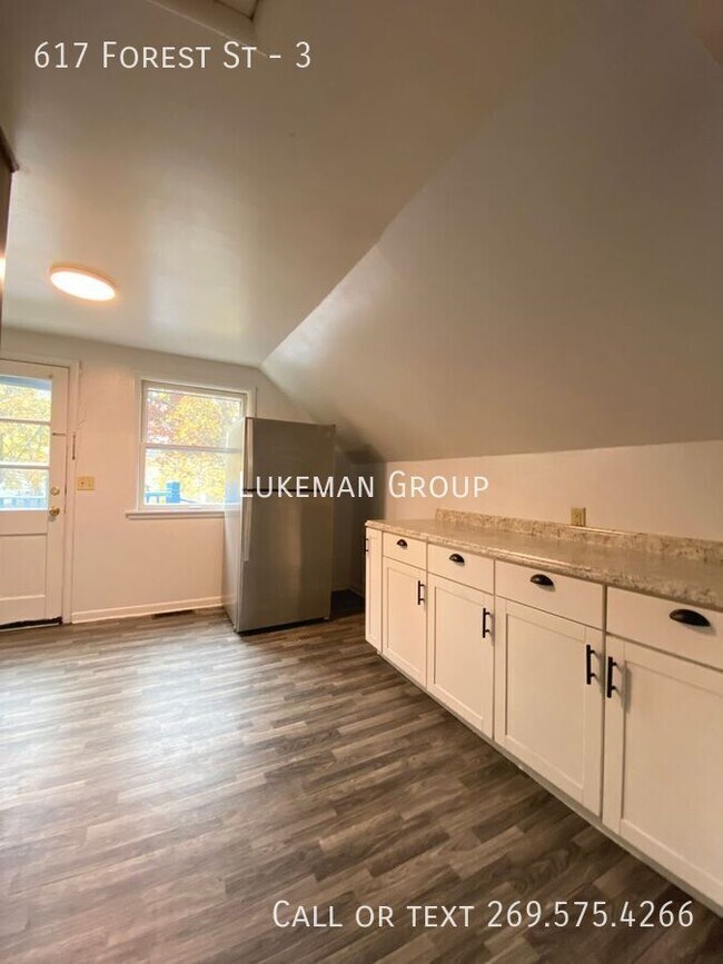 Building Photo - 617 Forest St