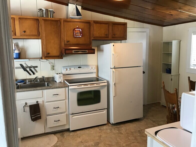 eat-in kitchen with stack laundry - 38B Warren Ave