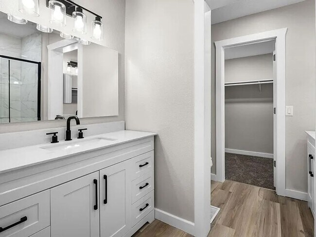 Building Photo - Perfect Family Home in Bolivar