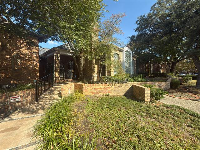 Building Photo - 5991 Lindenshire Ln