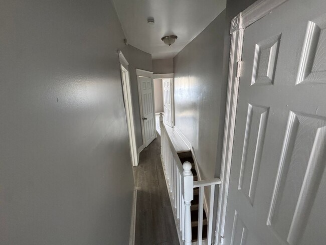 Building Photo - 2 bedroom 1 bath w/ an additional room