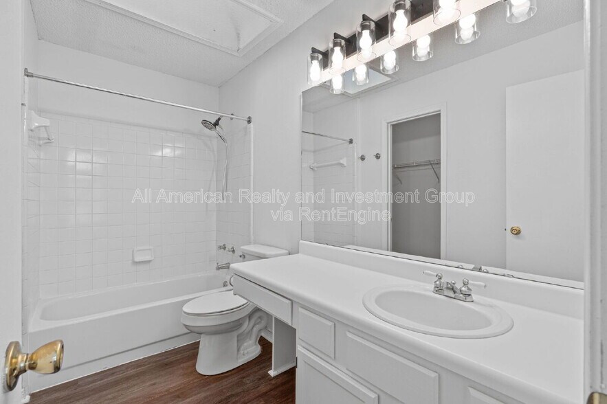 Building Photo - 1721 Colonial Ct