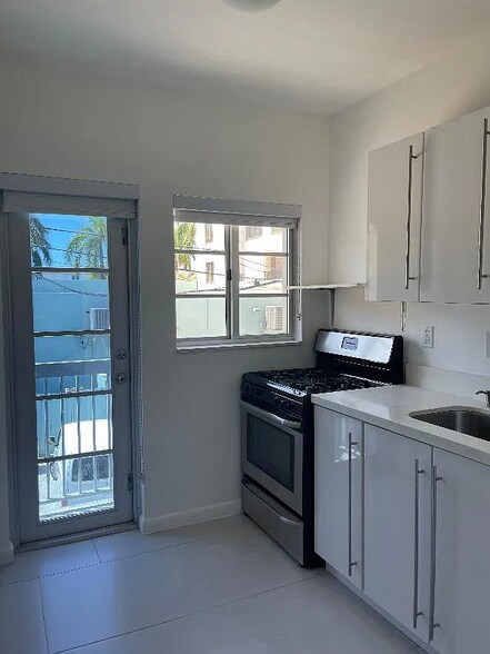 Primary Photo - 916 W 42 St