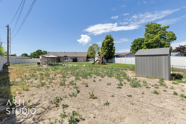 Building Photo - **Stunning 4-Bedroom Home with Modern Amen...
