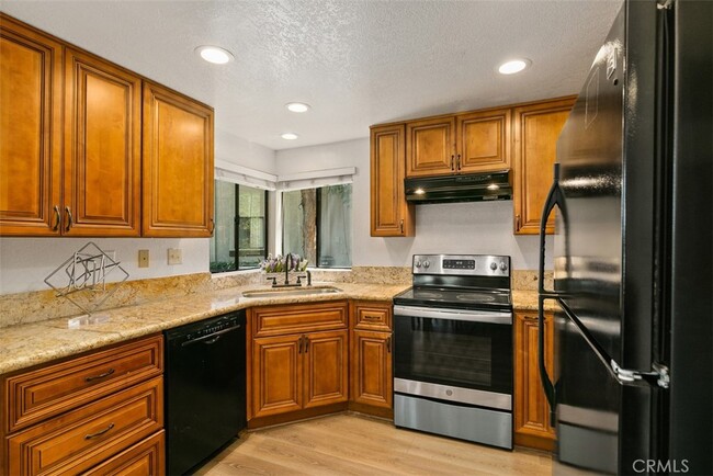 Building Photo - 22757 Lakeway Dr