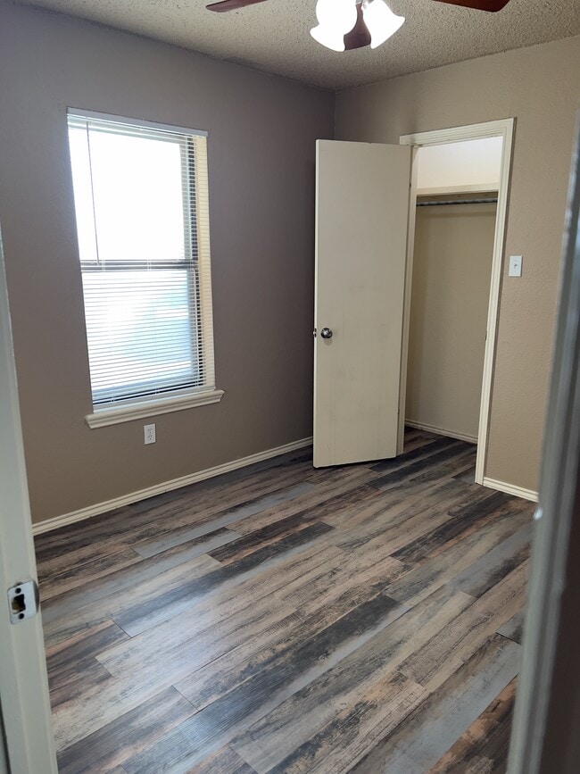 Building Photo - 302 E 17th St