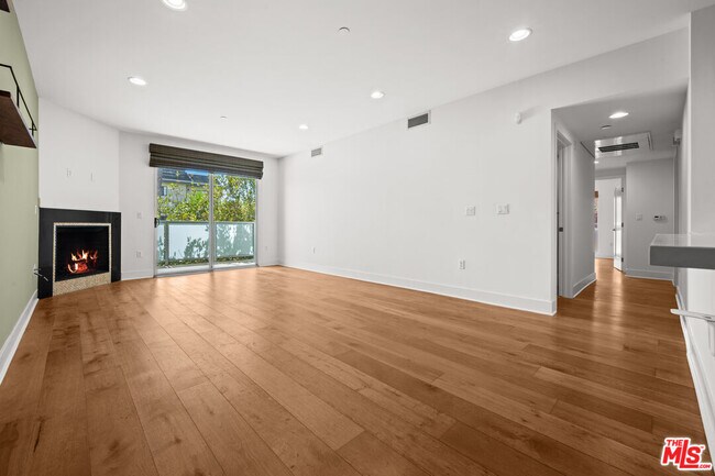 Building Photo - 7133 Hawthorn Ave