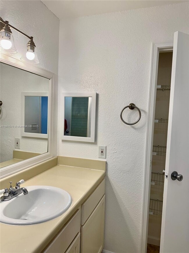 Building Photo - 977 Riverside Dr