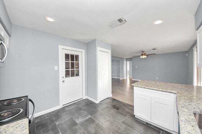 Building Photo - 1122 Un Vly Dr