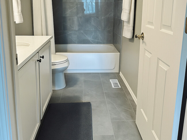 Building Photo - 2433 Golf Ridge Cir