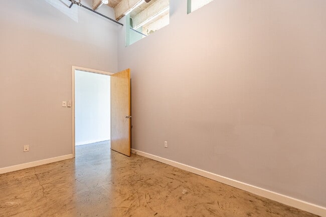 Building Photo - 1331 S Flores St