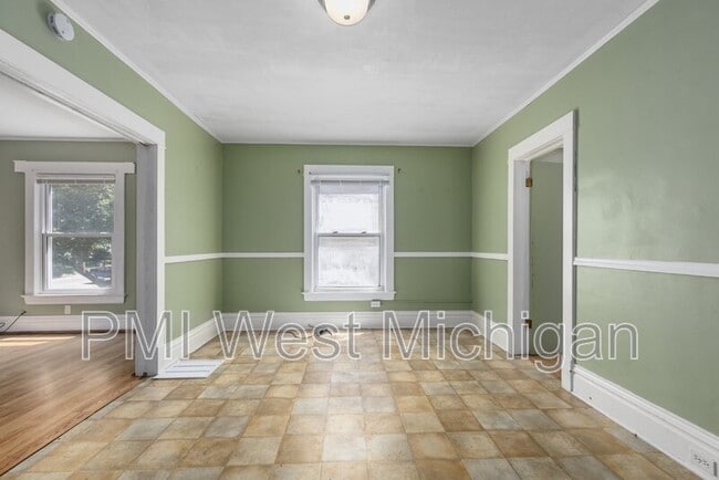 Building Photo - 1051 Pine Ave NW