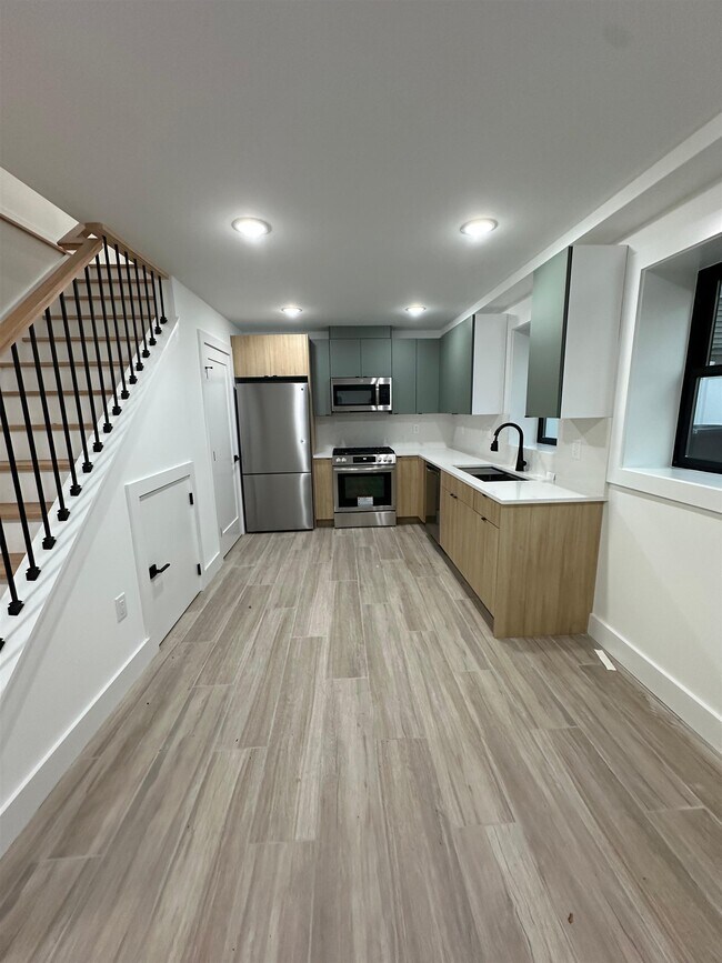 Building Photo - 59 Waverly St