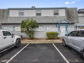 Building Photo - Large One Bedroom One Bath First level Condo Flexible qualifications.