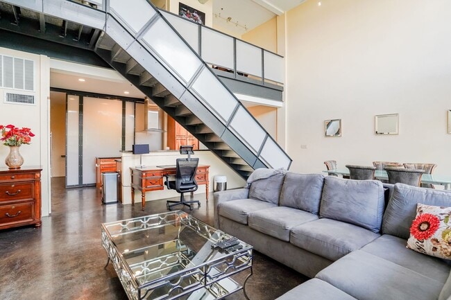 Building Photo - Fully Furnished 2-Level Condo for Traveling Nurses | 1,549 Sq Ft | Private Parking | Shared Living