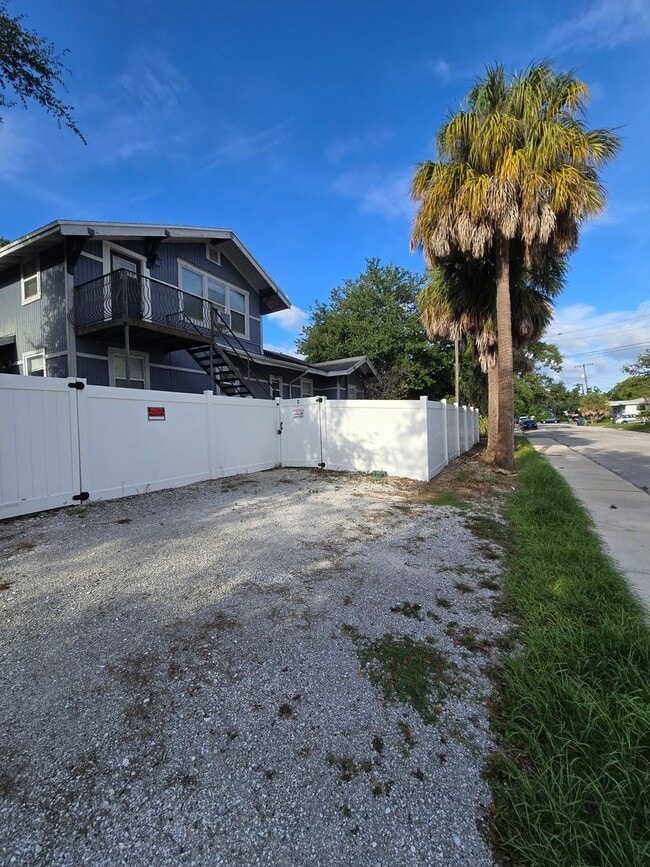 Building Photo - CHARMING 2 BEDROOM, 1 BATH HOME WITH SPACIOULS COURTYARD