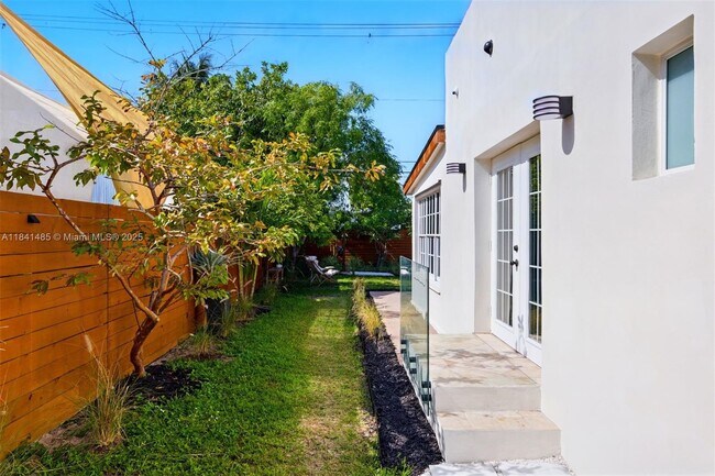 Building Photo - 1363 Biarritz Dr