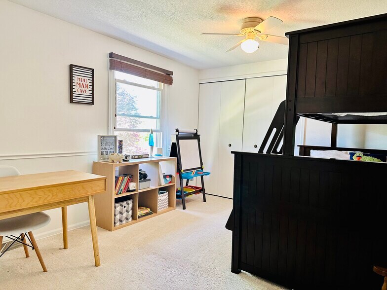 Bedroom 3 - 8 Applewood Ct W