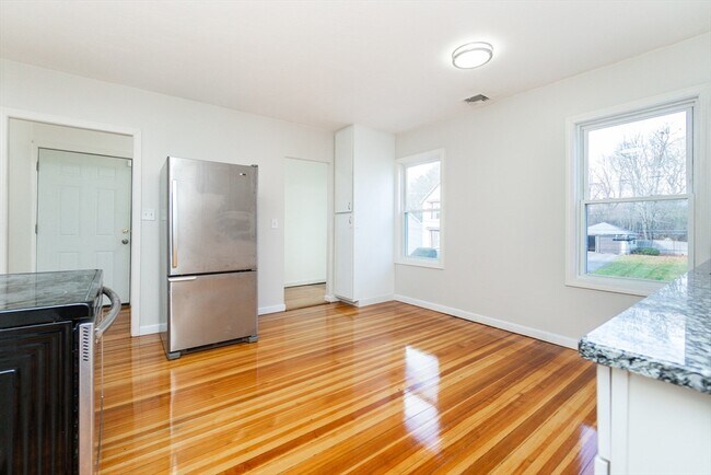 Building Photo - 74 Austin St