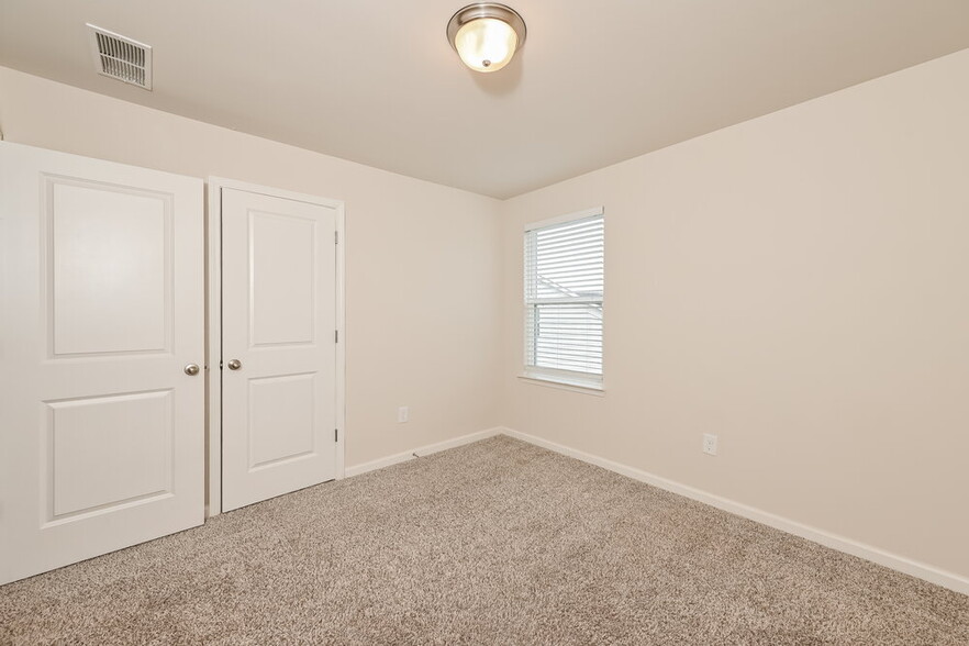 Building Photo - 5922 Green Ash Ct