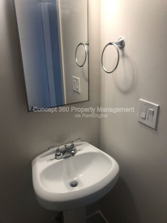 Building Photo - 4154 N Business St