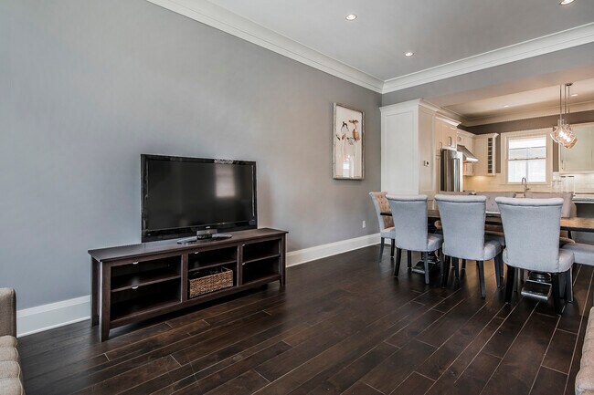 Building Photo - 118 W Starr Ave