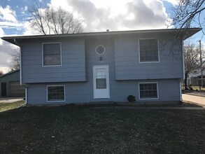 Building Photo - Spacious Split-Level Home With Garage and Fenced Yard in Rock Island!