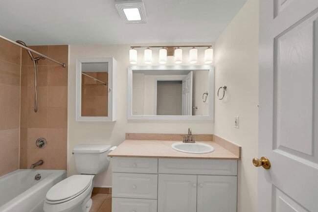 Building Photo - 350 7th St