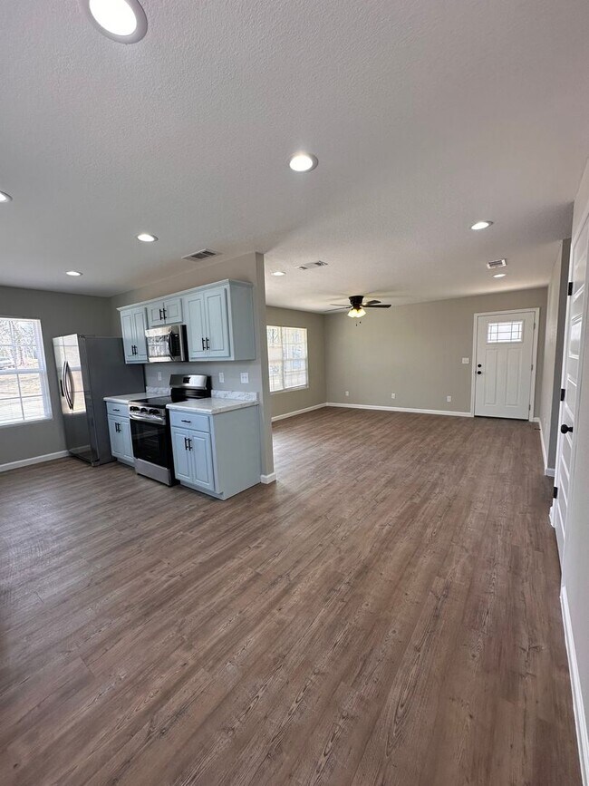 Building Photo - 3 Bed 2 Bath New Construction Home