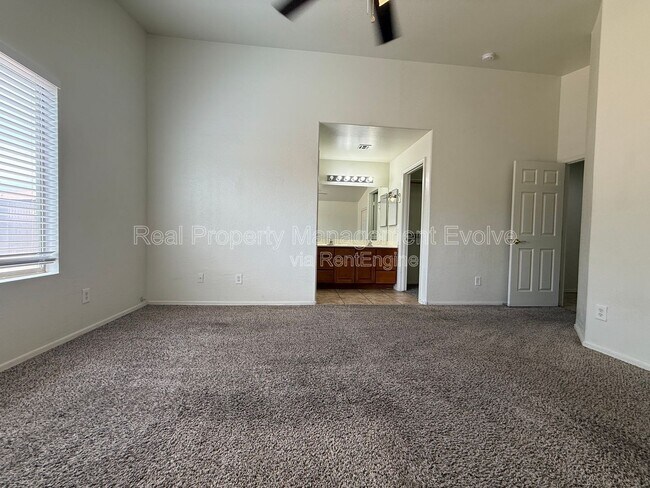 Building Photo - 1225 W Shumway Farm Rd