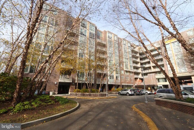 Building Photo - 513 W Broad St