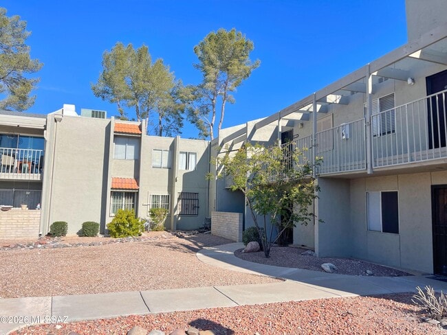 Building Photo - 822 S Langley Ave