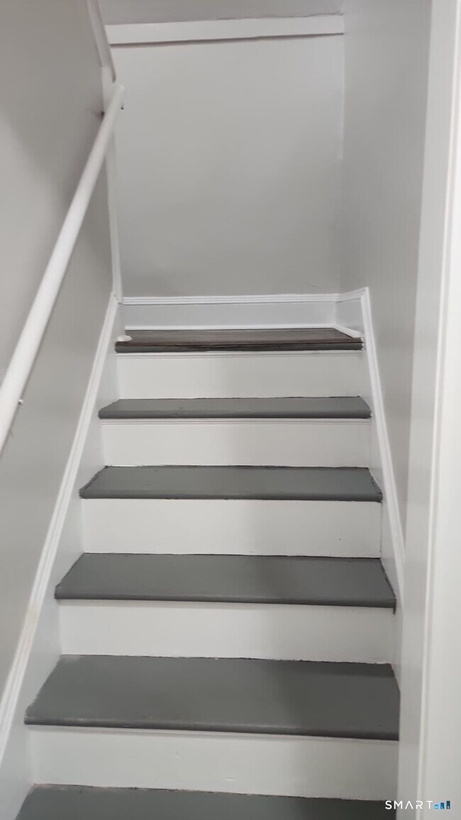 Building Photo - 67 Beardsley Park Terrace