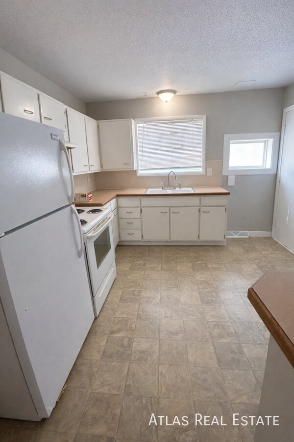 Building Photo - 6646 Maywood Ave