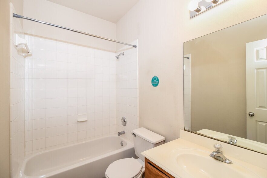 Building Photo - 109 Creekview Dr