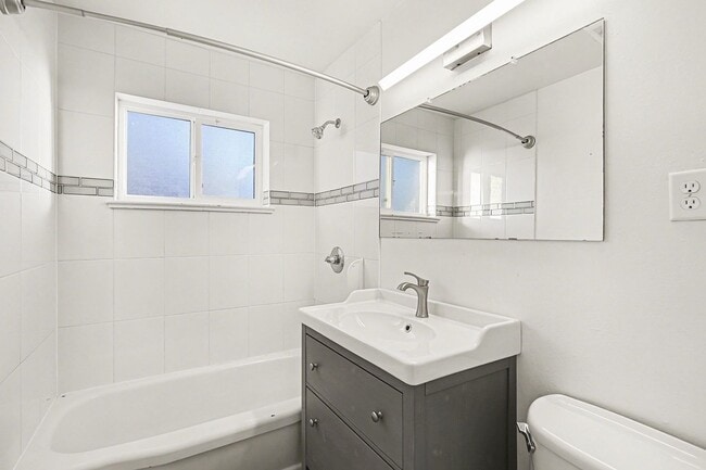 Building Photo - Conveniently Located 2BR with Large Yard