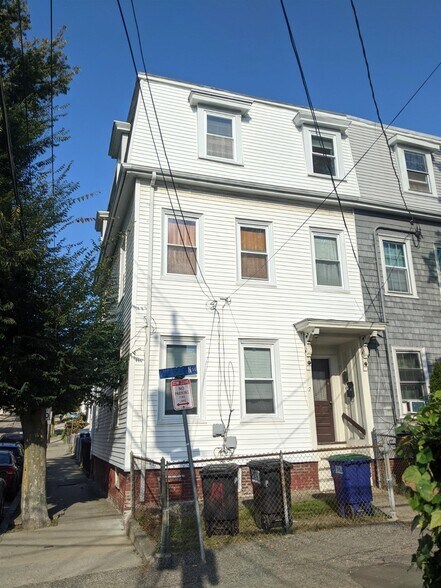 Building Photo - 2 Evergreen Sq