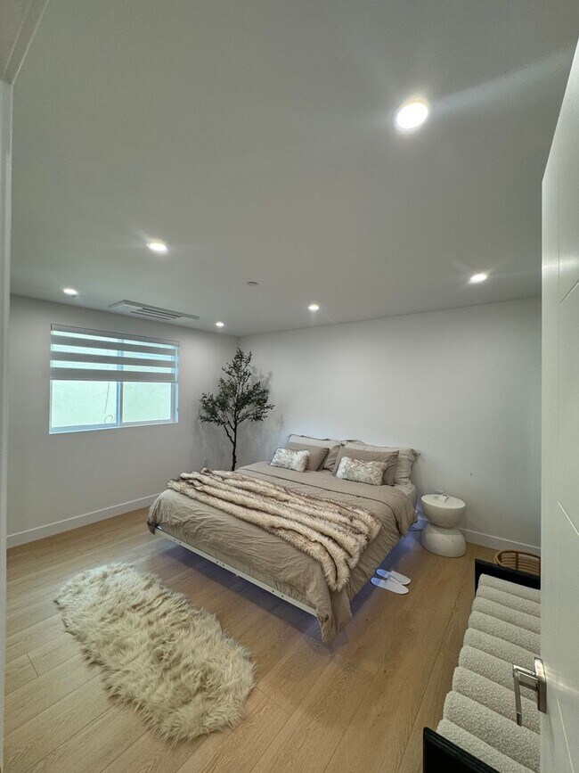 Building Photo - Spacious 1000 Sq. Ft. Single-Floor Back AD...